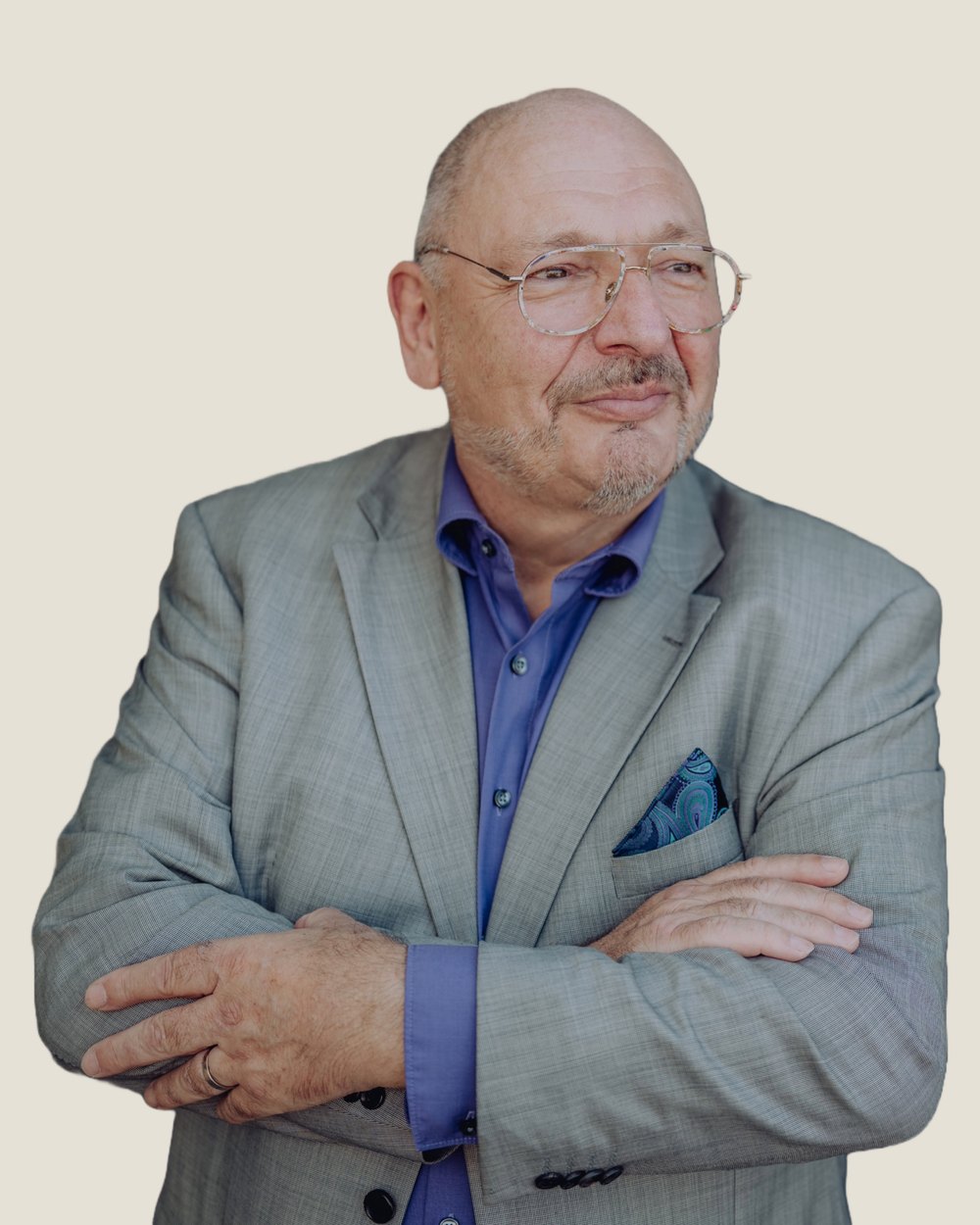 Uwe Sander, seitlich blickend, mit verschränkten Armen